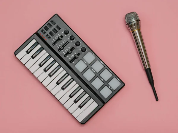 Kablosuz mikrofon, modern, müzik karıştırıcı pembe bir arka plan üzerinde. Müzik Stüdyo donatımı. Üstten görünüm. Düz yatıyordu.