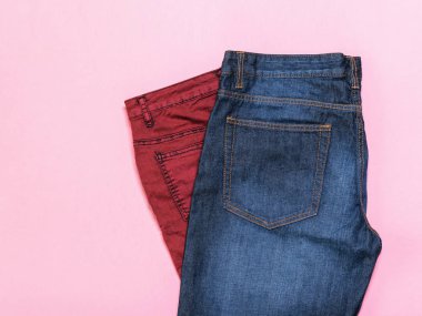 Kot üstüne bir pembe Bordo. Üstten görünüm. Şık denim bayanlar giyim. Denim bayanlar giyim renkli arka plan üzerinde. Düz yatıyordu.