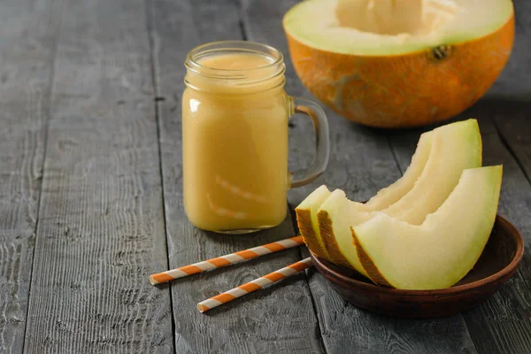 Becher Mit Smoothies Kürbisscheiben Und Cocktailröhren Auf Einem Holztisch Diätgetränk — Stockfoto