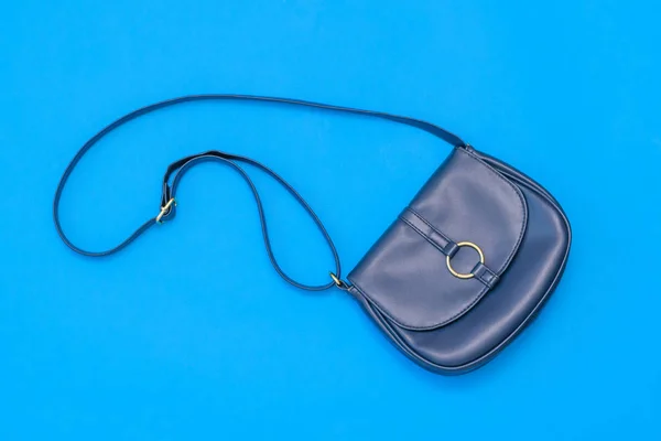 Bolso Para Mujer Cuero Azul Sobre Fondo Azul Minimalismo Las — Foto de Stock