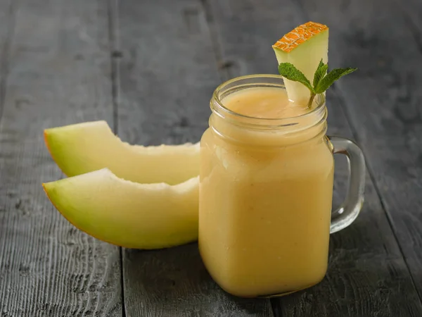 Tasse Melonen Smoothie Auf Dem Tisch Neben Der Obstschale Diätgetränk — Stockfoto