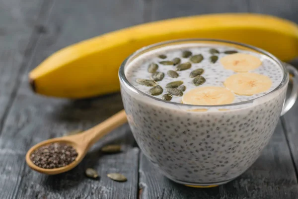 Puding Biji Chia Dengan Pisang Dan Biji Labu Atas Meja — Stok Foto