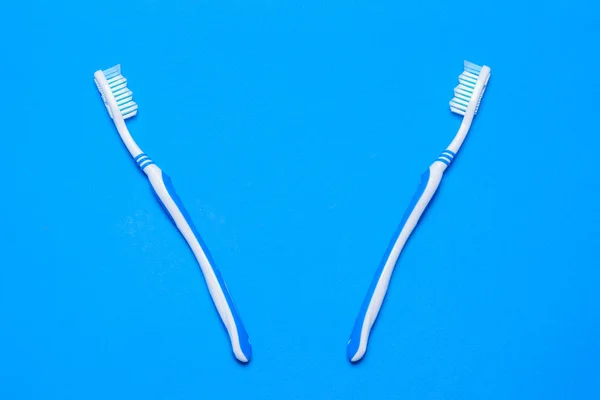 Zwei Zahnbürsten Auf Blauem Hintergrund Mundpflegeprodukte Die Aussicht Von Oben — Stockfoto