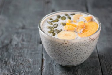 Şeftali, muz ve kabak çekirdeği ile Chia tohum puding kase. Diyet gıda kilo kaybı ve vücut temizliği için.