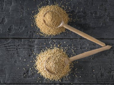 Amaranth ve quinoa tohumlar ve rustik bir tabloda iki tahta kaşıklar. Gluten free gıda. Üstten görünüm. Düz yatıyordu.