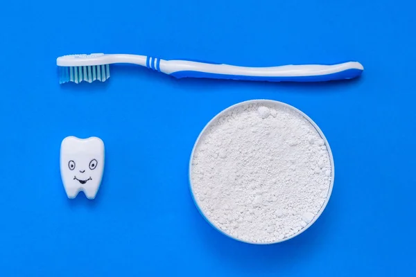 Smiling Tooth Blue Tooth Brush Powder Cleaning Teeth Blue Background — Stock Photo, Image
