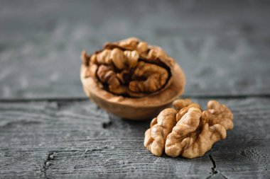 Koyu ahşap bir masa üzerinde ceviz bölün. Doğal diyet gıda.