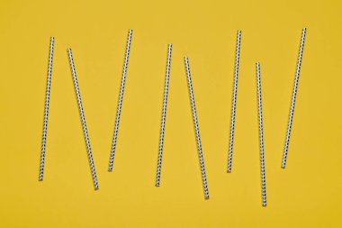 Kokteyl kamış sarı bir arka plan üzerinde çizgili. Minimalist tarzı.