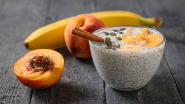 Chia tohum puding muz ve kabak tohumu koyu ahşap bir masa üzerinde. Diyet gıda kilo kaybı ve vücut temizliği için.