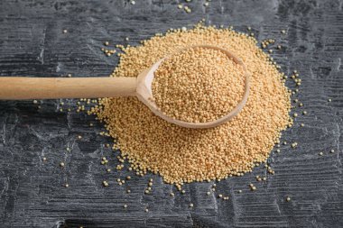 Siyah bir rustik tabloda solmayan çiçek tohumları ile ışık ahşap bir kaşık. Gluten free gıda. Üstten görünüm. Düz yatıyordu.