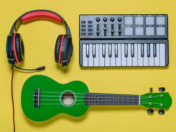 Ukelele Bekabelde Blauwe Microfoon Gele Achtergrond Apparatuur Voor Opname Muziek — Stockfoto