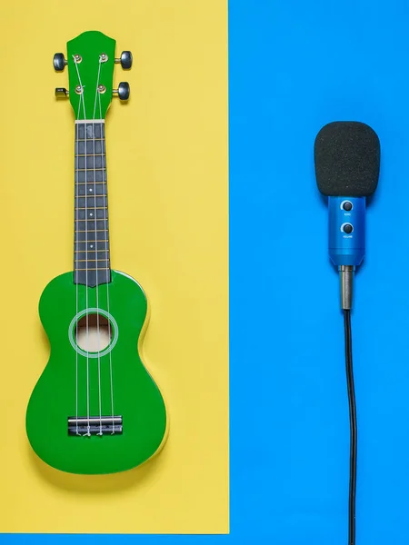 Ukulele Microfone Com Fios Fundo Azul Amarelo Equipamento Para Gravação — Fotografia de Stock