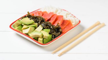 Pirinç, avokado, somon ve beyaz ahşap rustik masa üzerinde varek kase. Akdeniz diyeti mutfağı