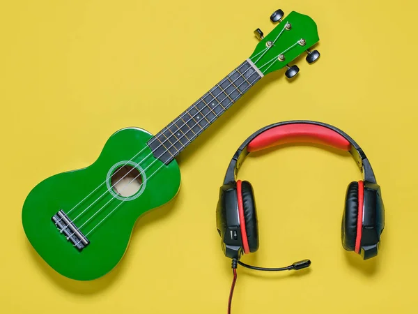 Guitarra Ukulele Verde Fones Ouvido Vermelho Preto Fundo Amarelo Equipamento — Fotografia de Stock