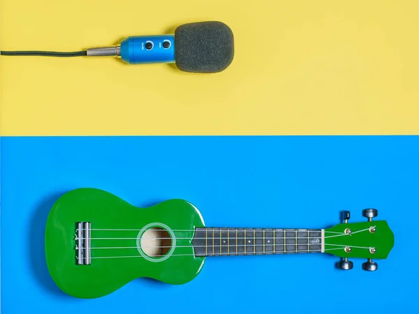Ukulele Microfono Con Fili Sfondo Blu Giallo Apparecchiature Registrazione Brani — Foto Stock