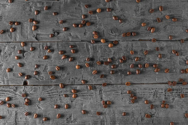 Кофейные Зерна Случайно Разбросаны Черному Деревянному Столу Зерна Приготовления Популярного — стоковое фото