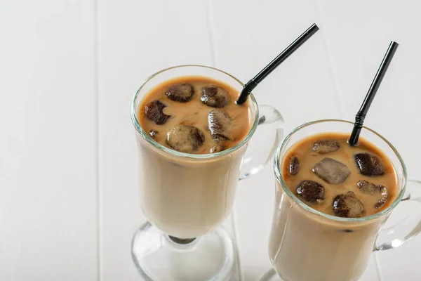 Zwei Glasbecher Mit Henkel Gefüllt Mit Eiskaffee Auf Weißem Holztisch — Stockfoto