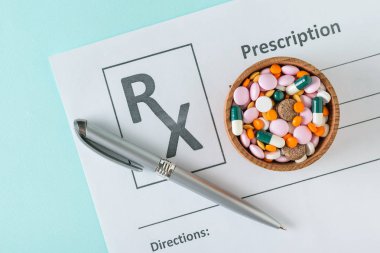 Ahşap kase hapları ve doktor randevusu üzerinde gri kalem ile. Üstten görünüm. Tedavi ve hastalıkların önlenmesi kavramını. Düz yatıyordu.