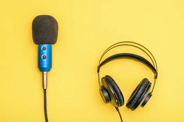 Černá Sluchátka Mikrofon Modré Světle Žlutém Podkladu Zařízení Pro Nahrávání — Stock fotografie