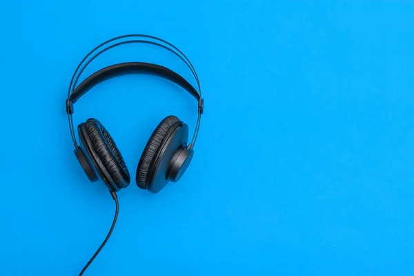 Černá Sluchátka Navíjecím Kabelem Modrém Pozadí Příslušenství Pro Naslouchání Poslech — Stock fotografie
