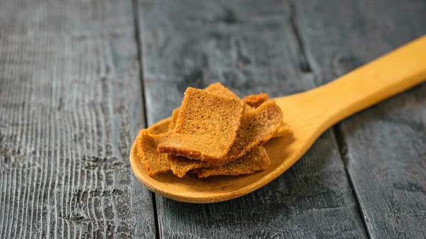 Galletas Con Hierbas Una Cuchara Madera Sobre Una Mesa Madera — Foto de Stock