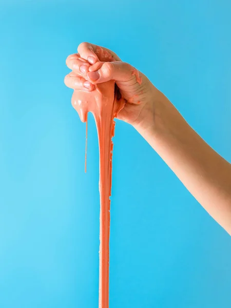 Una Melma Arancione Scorre Giù Dalla Mano Del Bambino Uno — Foto Stock