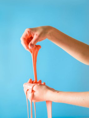 Diğer bir çocuğun elinden akar sümük. Oyuncak antistress. El motor becerilerinin geliştirilmesi için oyuncak.