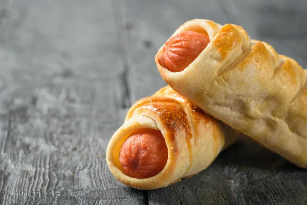 Dos Rollos Salchicha Caseros Una Mesa Negra Rústica Sabroso Bocadillo — Foto de Stock