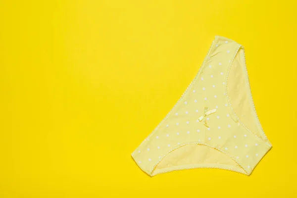 Calzoncillos femeninos de algodón amarillo sobre fondo amarillo. Concepto de moda. Hermosa lencería . —  Fotos de Stock