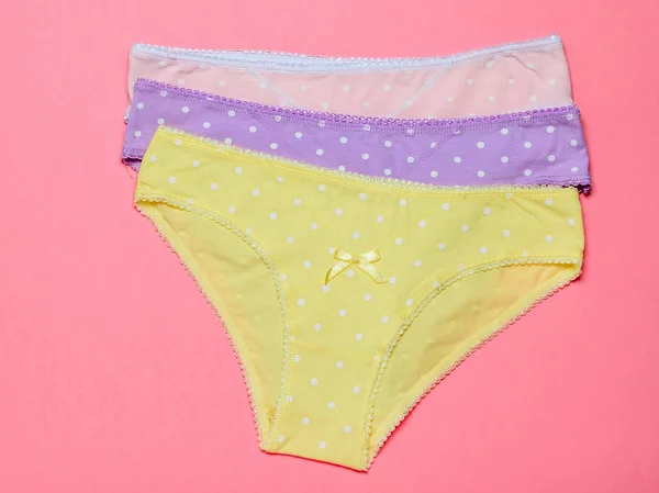 Tři Dámské bavlněné kalhotky na světle růžové pozadí. Módní pojem. Krásné spodní prádlo. — Stock fotografie