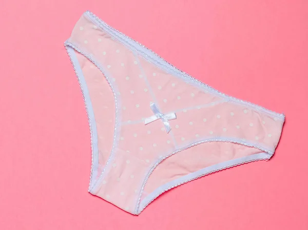 Calzoncillos femeninos de algodón rosa sobre fondo rosa. Concepto de moda. Hermosa lencería . —  Fotos de Stock