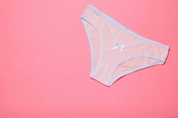 Pantalón de algodón rosa para mujer con lunares sobre fondo rosa. Hermosa lencería . —  Fotos de Stock