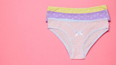 Pembe bir arka plan üzerinde renkli kadın Pamuk külot. Moda kavramı. Güzel iç çamaşırı.
