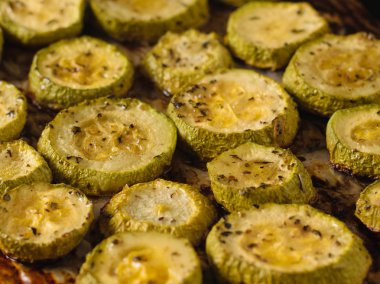 Bir fırın tepsisine pişmiş kabak meyve. Vejetaryen yemek. Doğal bitki besin.