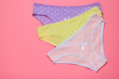 Kırmızı bir arka plan üzerinde renkli kadın Pamuk külot. Moda kavramı. Güzel iç çamaşırı.