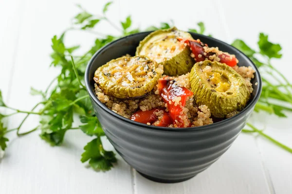 Una ensalada de quinua cocida y verduras asadas. Plato vegetariano . — Foto de Stock