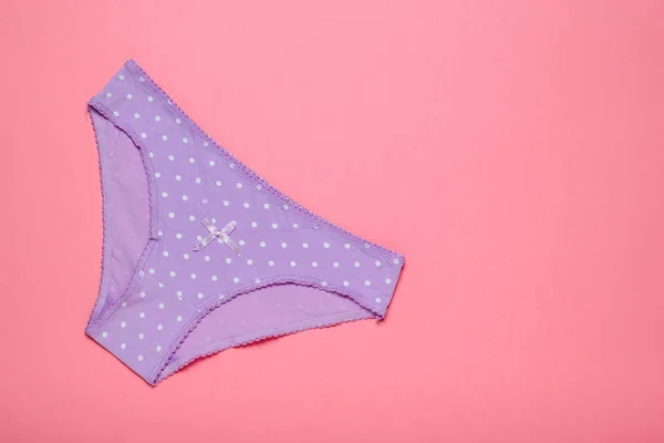 Lilac cotton women's panties on pink background. Beautiful lingerie. — Stock Photo, Image