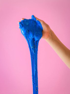 Büyük bir mavi pislik bir pembe çocuğun sağ taraftan gelen damlıyor.