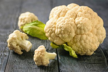 Siyah masada çiçekler ile karnabahar.