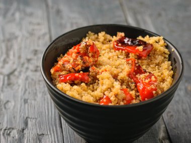 Masada pişmiş biber ile haşlanmış Quinoa. Vejetaryen yemek.