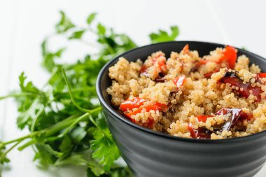Quinoa salata ve pişmiş sebzeler bir kase ile maydanoz yeşillikleri. Vejetaryen yemek.