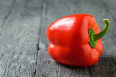 Olgun güzel kırmızı biber rustik bir tablo. Vejetaryen yiyecekler.