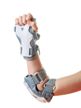 Beyaz üzerinde izole koruyucu Kalkanlarda yumruklanmış yumruk çocuğun sağ el. Şok koruması için aksesuarlar.