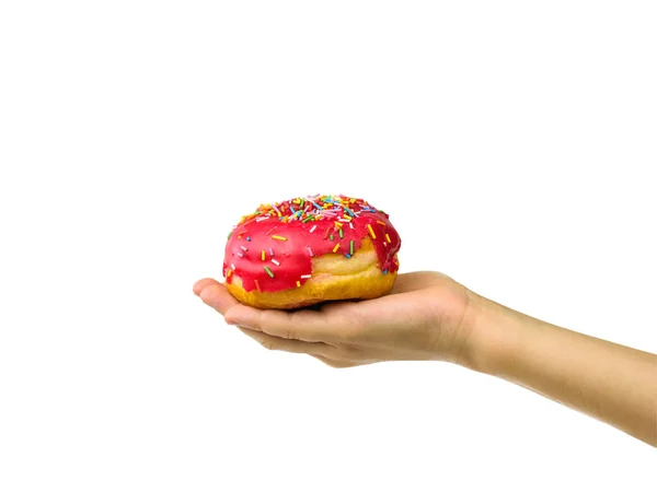 Beyaz arka planda izole kırmızı buzlanma içinde donut ile çocuğun eli. — Stok fotoğraf