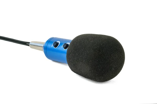Blaues Mikrofon mit schwarzem Draht isoliert auf weißem Hintergrund. — Stockfoto