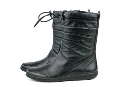 Beyaz arka planda izole soğuk havalarda kız için siyah deri çizmeler.