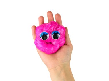 Beyaz arka planda izole bebeğin elinde gözleri ile Komik kırmızı balçık.