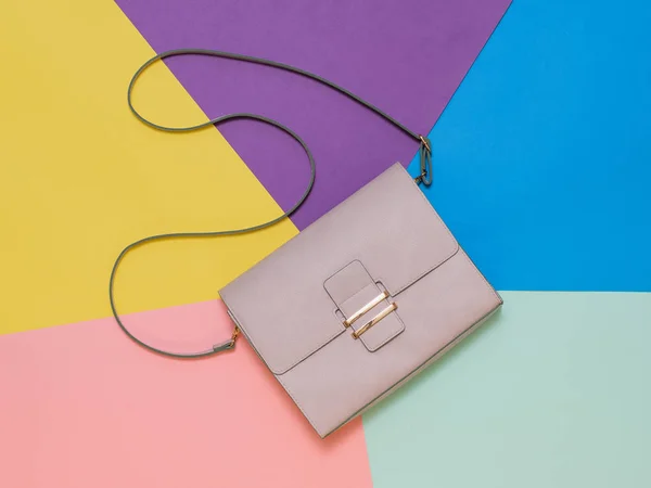 Women's bag made of light leather in the background of the five colors. Modern women's leather accessory. Flat lay. — 스톡 사진