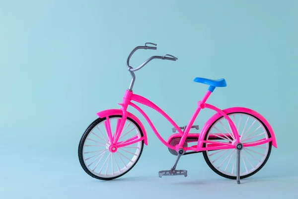 青い背景に青いサドルを持つ赤い自転車. — ストック写真