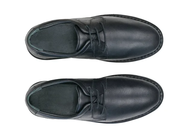 Ett par klassiska svarta läder herrskor isolerade på vit bakgrund. Utsikten från toppen. — Stockfoto